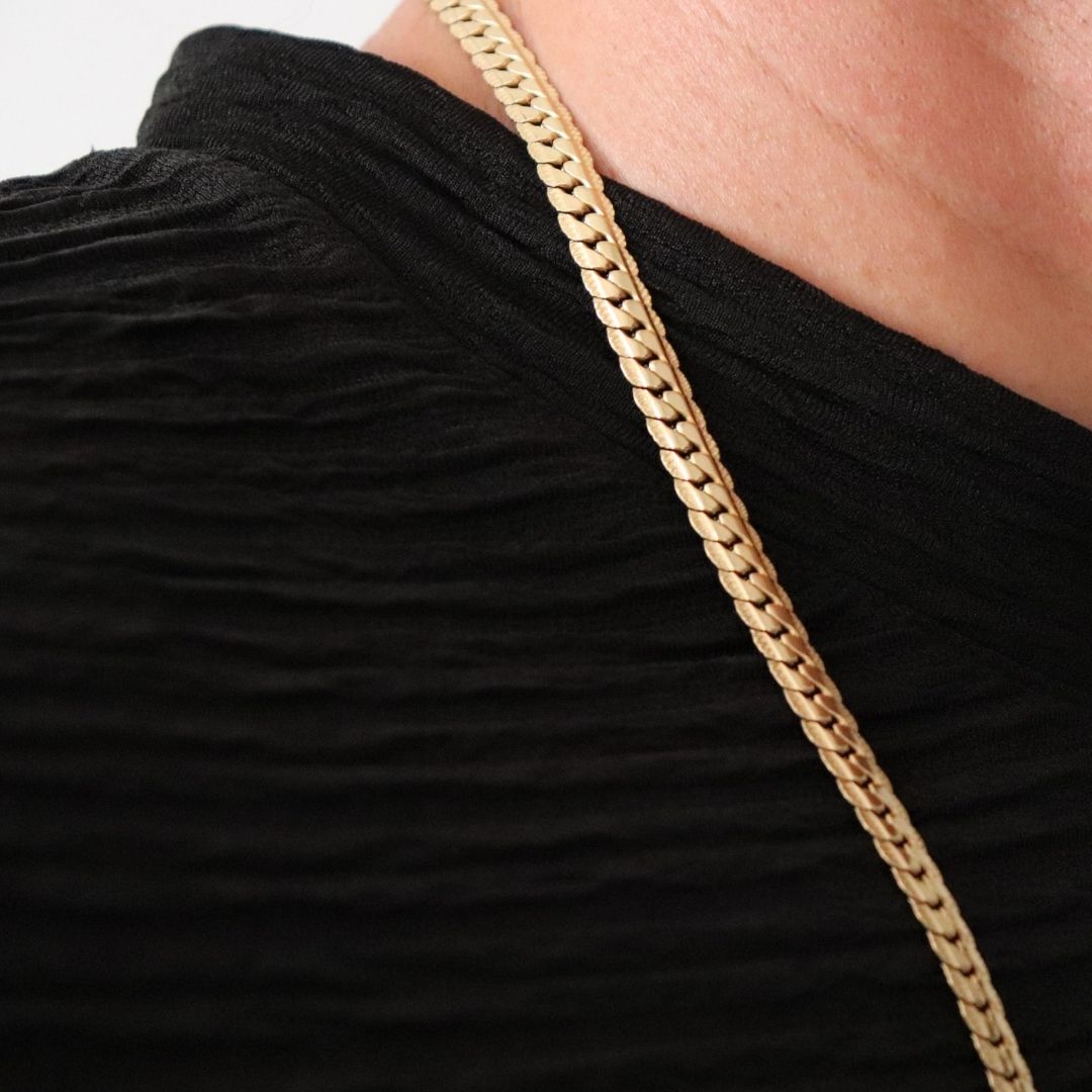 Cadena Grabada 6 mm – Oro Laminado 18K (65 cm)